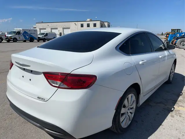 2015 Chrysler 200 - Photo 5