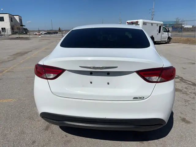 2015 Chrysler 200 - Photo 6