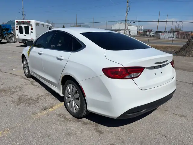 2015 Chrysler 200 - Photo 7