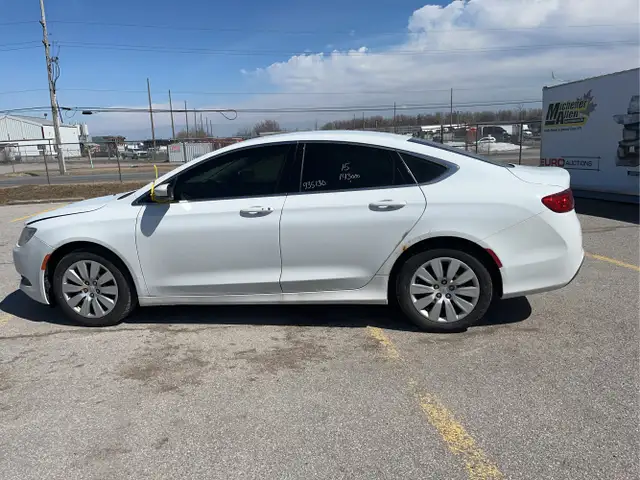2015 Chrysler 200 - Photo 8