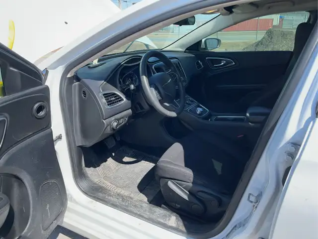 2015 Chrysler 200 - Photo 10