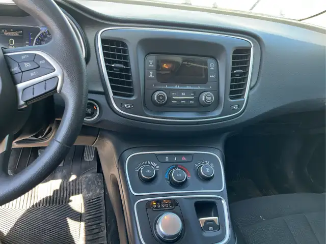 2015 Chrysler 200 - Photo 12