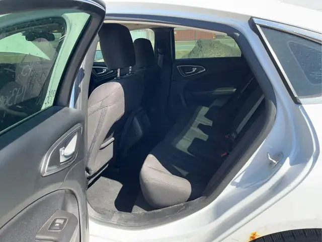 2015 Chrysler 200 - Photo 14