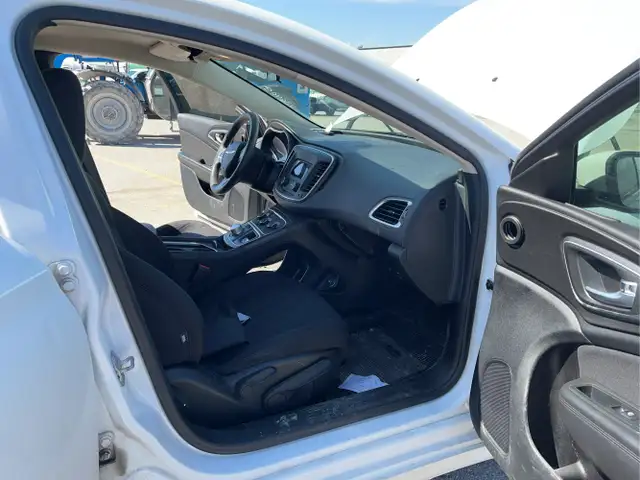 2015 Chrysler 200 - Photo 20