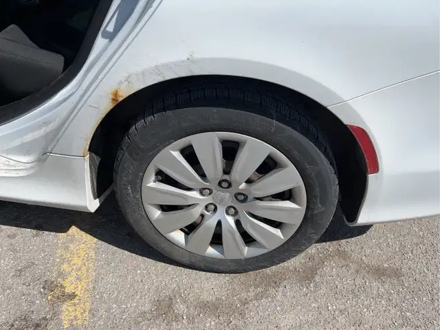 2015 Chrysler 200 - Photo 23