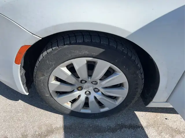 2015 Chrysler 200 - Photo 24