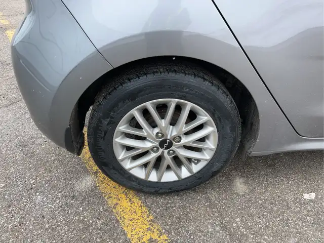 2023 Kia Rio 5-Door LX  4dr Wagon CVT - Photo 9