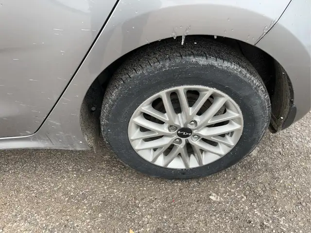 2023 Kia Rio 5-Door LX  4dr Wagon CVT - Photo 12