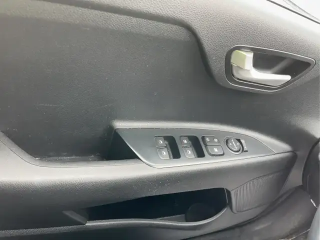 2023 Kia Rio 5-Door LX  4dr Wagon CVT - Photo 23