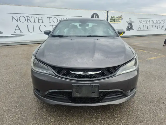 2017 Chrysler 200 - Photo 2