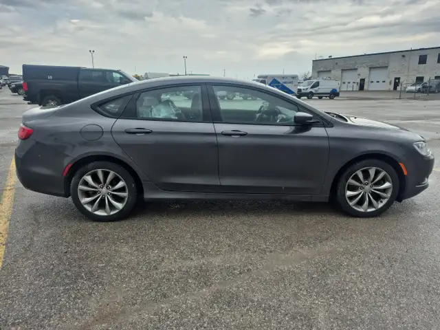 2017 Chrysler 200 - Photo 4