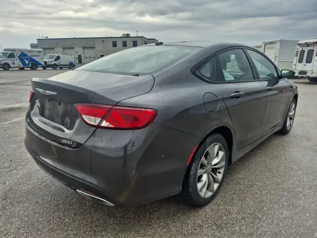 2017 Chrysler 200 - Photo 5