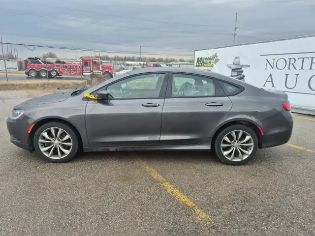 2017 Chrysler 200 - Photo 8