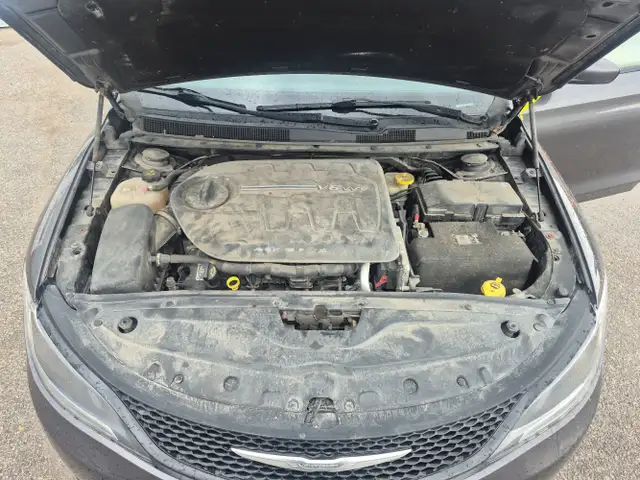 2017 Chrysler 200 - Photo 9