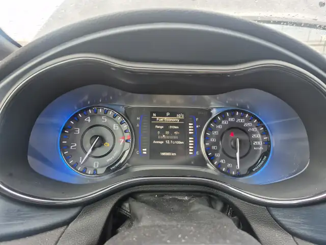 2017 Chrysler 200 - Photo 11