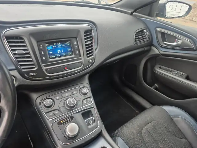2017 Chrysler 200 - Photo 12