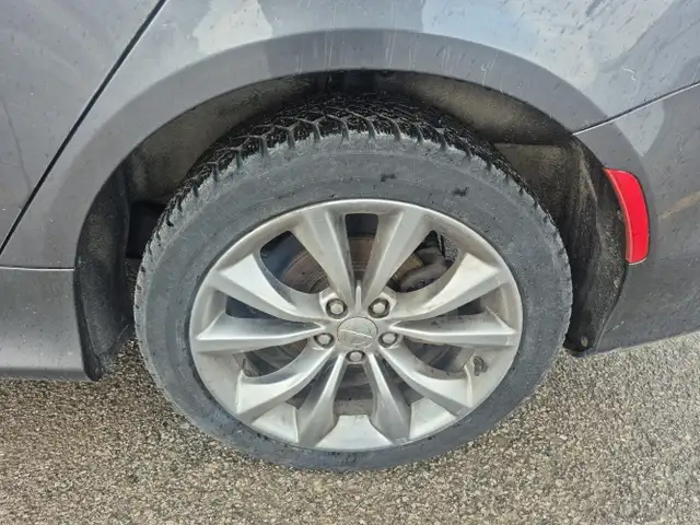 2017 Chrysler 200 - Photo 22