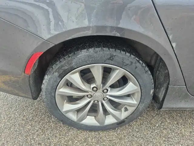 2017 Chrysler 200 - Photo 25