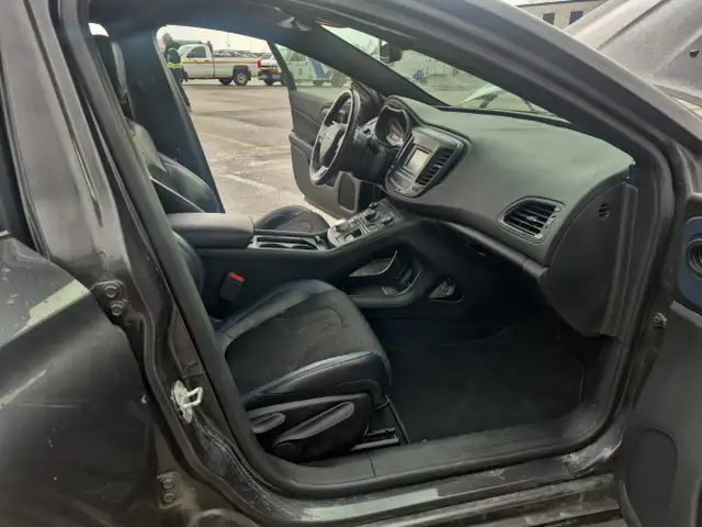 2017 Chrysler 200 - Photo 27