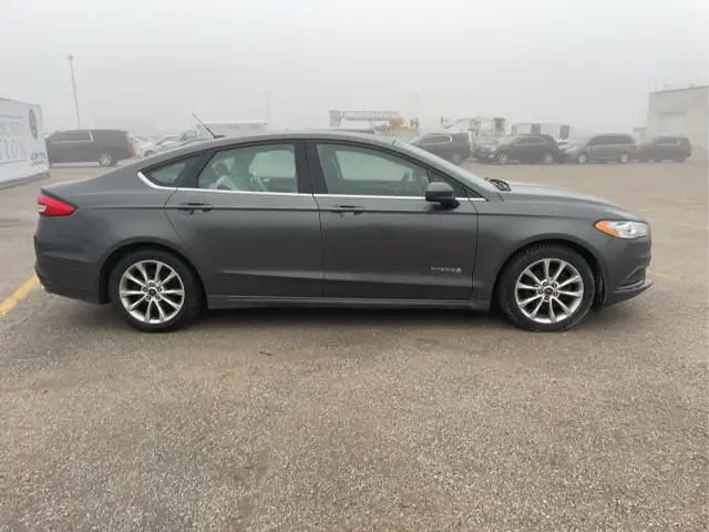 2017 Ford Fusion Hybrid - Photo 4