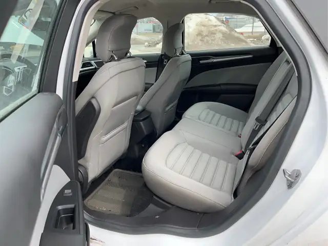 2014 Ford Fusion Hybrid - Photo 14