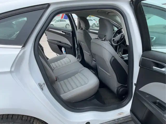 2014 Ford Fusion Hybrid - Photo 16