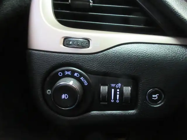 JEEP CHEROKEE 2016 NORTH EDITION V-6 3.2 LITRES 4X4 SIEGES   VOL - Photo 10