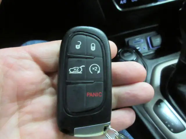 JEEP CHEROKEE 2016 NORTH EDITION V-6 3.2 LITRES 4X4 SIEGES   VOL - Photo 20