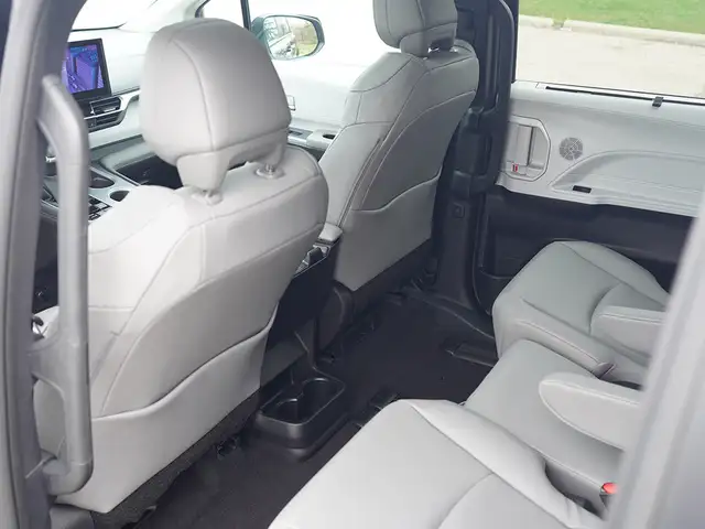 2026 Toyota Sienna XLE, Sunroof, 8 Passenger, Cruise Control. - Photo 35