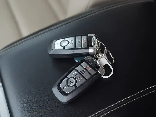 2022 Ford Explorer Limited, AWD, SUNROOF, LEATHER SEATS - Photo 28