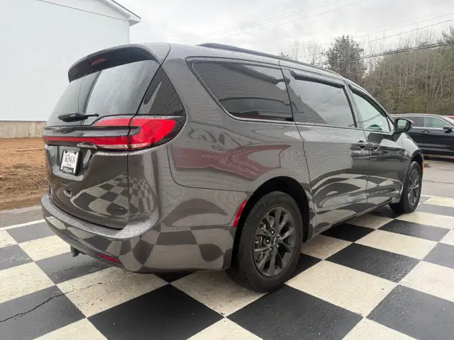 2022 Chrysler PACIFICA Touring L, keyless entry, backup camera, - Photo 4