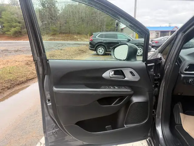 2022 Chrysler PACIFICA Touring L, keyless entry, backup camera, - Photo 7