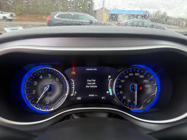 2022 Chrysler PACIFICA Touring L, keyless entry, backup camera, - Photo 11