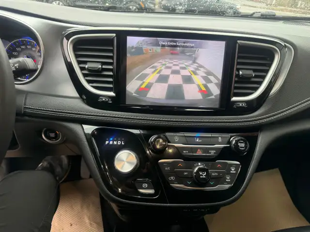 2022 Chrysler PACIFICA Touring L, keyless entry, backup camera, - Photo 12