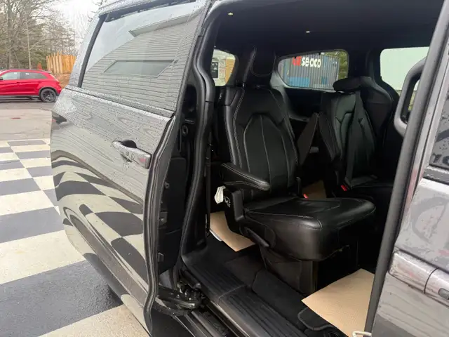 2022 Chrysler PACIFICA Touring L, keyless entry, backup camera, - Photo 17