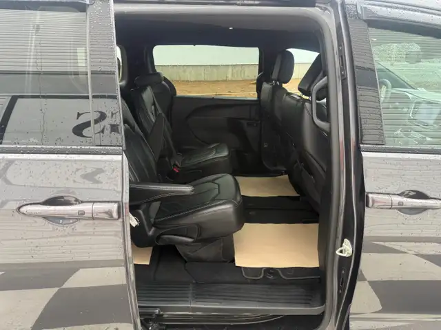 2022 Chrysler PACIFICA Touring L, keyless entry, backup camera, - Photo 18