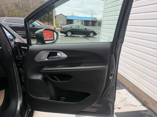 2022 Chrysler PACIFICA Touring L, keyless entry, backup camera, - Photo 19