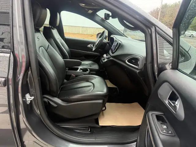 2022 Chrysler PACIFICA Touring L, keyless entry, backup camera, - Photo 20