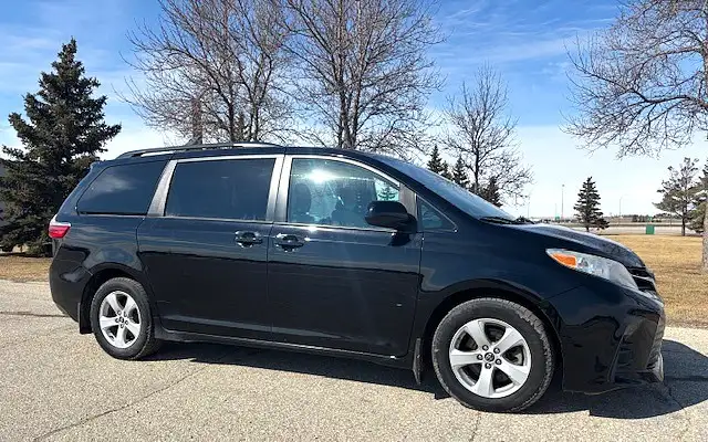 2018 Toyota Sienna LE 8 PASSENGER -PWR DOORS-WARRANTY INCLUDED