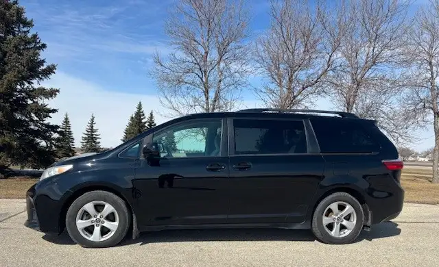 2018 Toyota Sienna LE 8 PASSENGER -PWR DOORS-WARRANTY INCLUDED - Photo 2