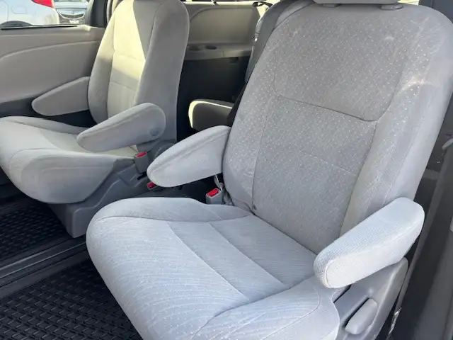 2018 Toyota Sienna LE 8 PASSENGER -PWR DOORS-WARRANTY INCLUDED - Photo 17