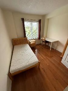 Neat Bright 2nd flr Room Private Bath Parking @York University