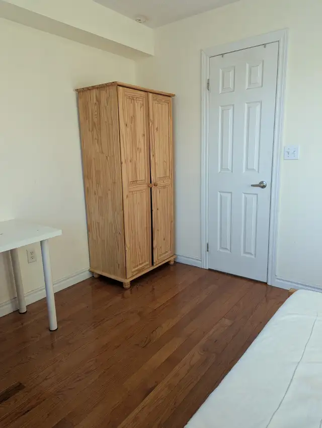 Neat Bright 2nd flr Room Private Bath Parking @York University - Photo 4