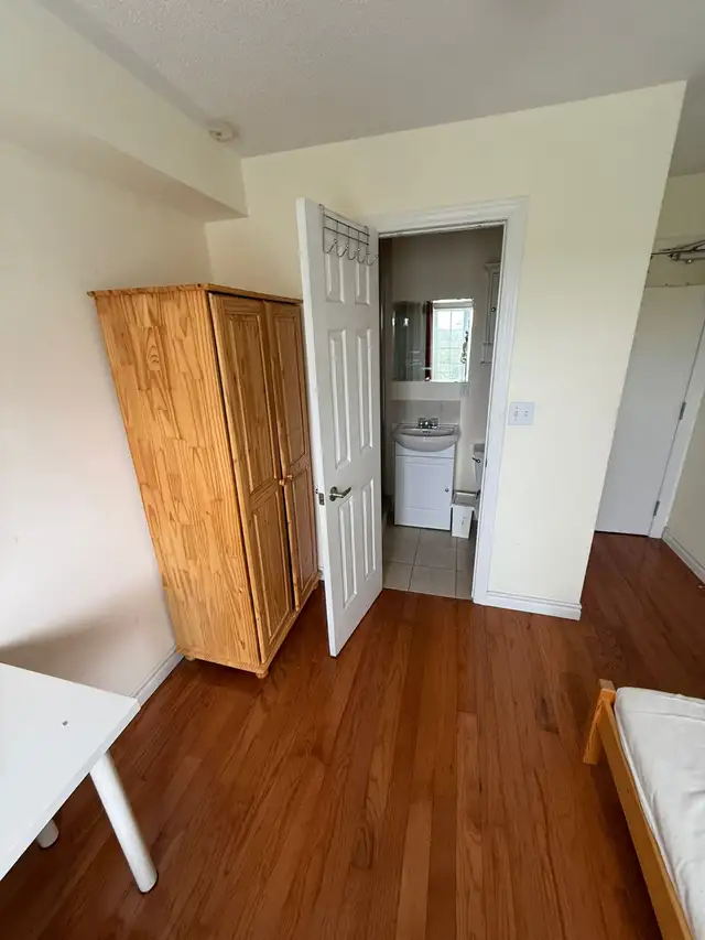 Neat Bright 2nd flr Room Private Bath Parking @York University - Photo 5