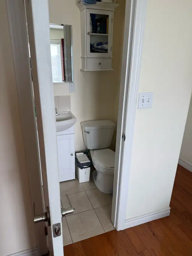 Neat Bright 2nd flr Room Private Bath Parking @York University - Photo 6