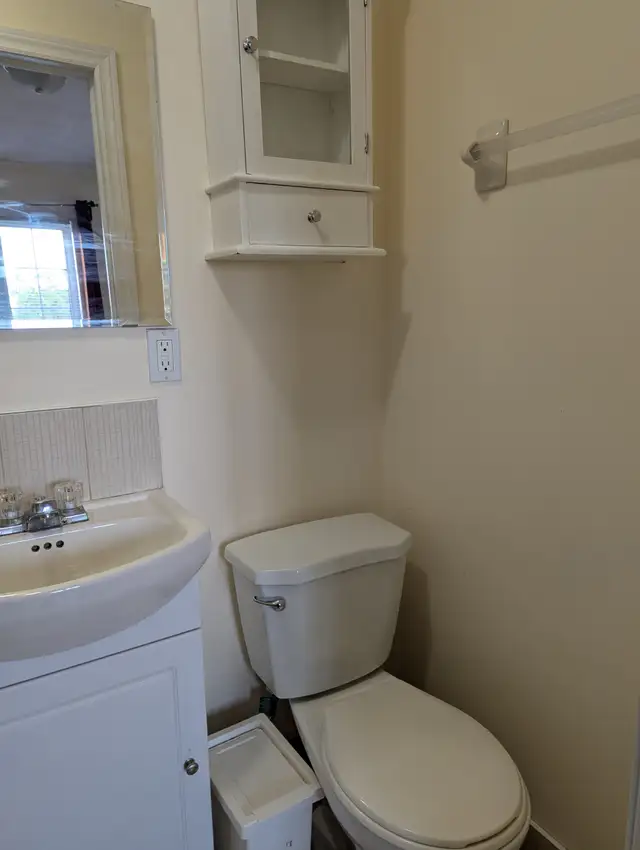 Neat Bright 2nd flr Room Private Bath Parking @York University - Photo 7