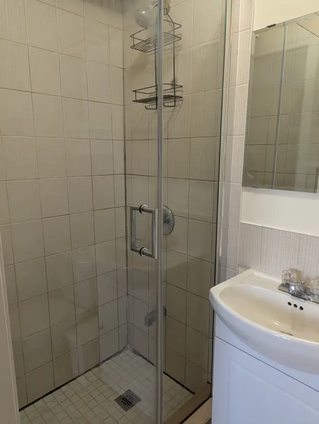 Neat Bright 2nd flr Room Private Bath Parking @York University - Photo 8