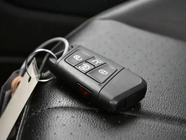 2024 Volkswagen Tiguan HEATED SEATS, HEATED STEERING WHEEL, APPL - Photo 5