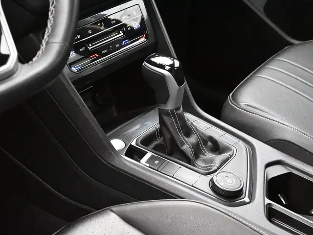 2024 Volkswagen Tiguan HEATED SEATS, HEATED STEERING WHEEL, APPL - Photo 8