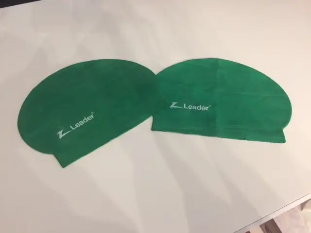 2 CASQUES NEUFS LEADER BÉBÉ 16'TOUR TETE $2.50CHA OU $5.00 LES 2